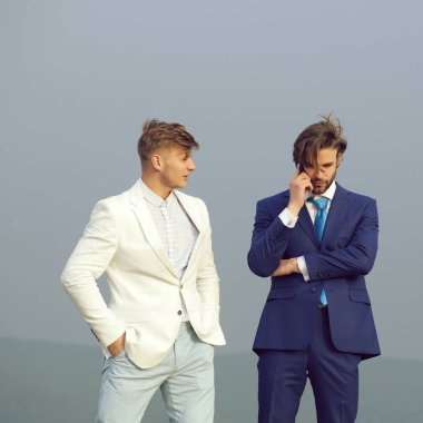 ortaklık ve takım çalışması, grup, üzerinde mavi gökyüzü konuşan insanlar