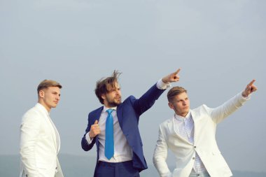 Mavi gökyüzü, çevik iş adamı ve ikiz çocuklar