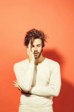 sabah uzun uncombed saçlı uykulu adam