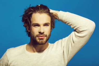 yakışıklı adam sakal ve şık saç, sabah ve moda