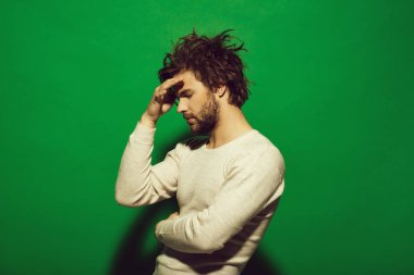 Sakal ve şık saç, sabah ve moda ile yorgun adam