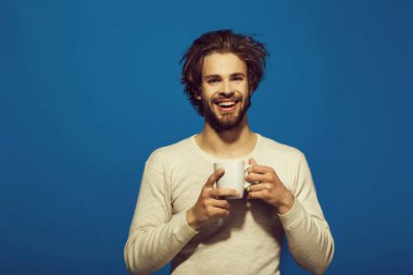 çay veya kahve ile gülümseyen adam