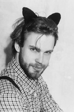 Maço siyah kedi kulak bandı kafasına ile poz