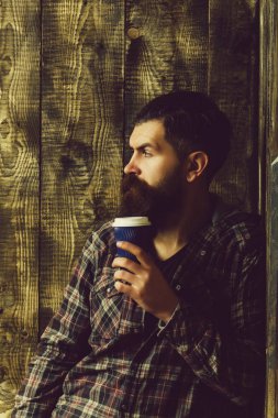 Acımasız sakallı hippi plastik kahve fincanı holding