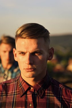 Adam İkizler atletik vücut, aile değerleri ile.