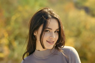 Sağlıklı cilt doğa üzerinde makyaj kız yüzü