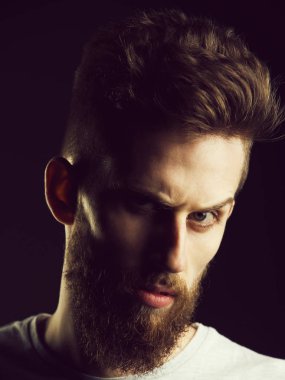 dostum, sakallı genç hipster ciddi yüzüne bıyık vardır