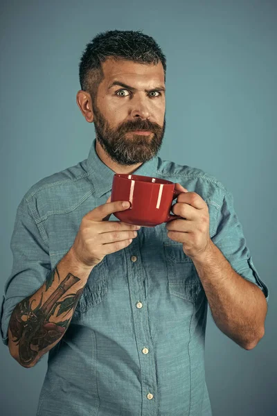 Hipster barbudo con taza de leche . —  Fotos de Stock