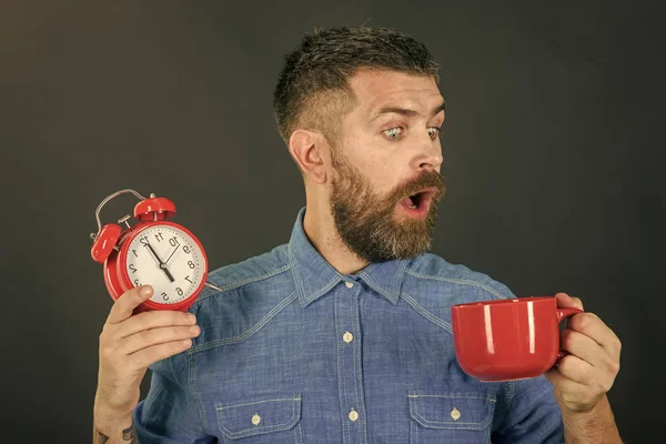 Taza roja con alarma, mañana perfecta . — Foto de Stock