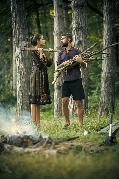 Kadın oduncu tutun balta