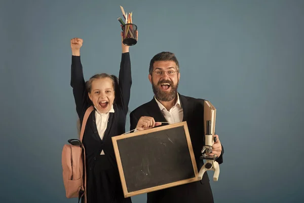 Onderwijs en terug naar school-concept. Leraar en schoolmeisje — Stockfoto