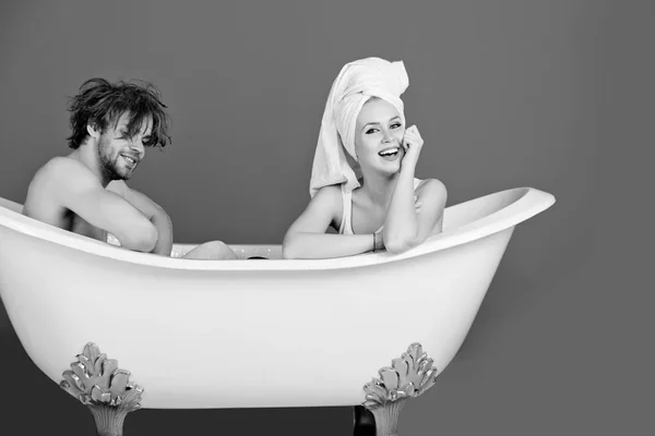 Žena a šťastný muž na vaně, pár v lásce — Stock fotografie