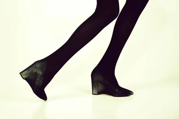 Обувь и черные колготки на тонких ножках девушки — стоковое фото