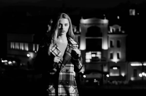 Night city with girl, blonde young model in black coat — Stock Photo, Image