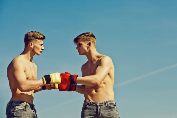 Vincitore e perdente in guantoni da boxe . — Foto Stock