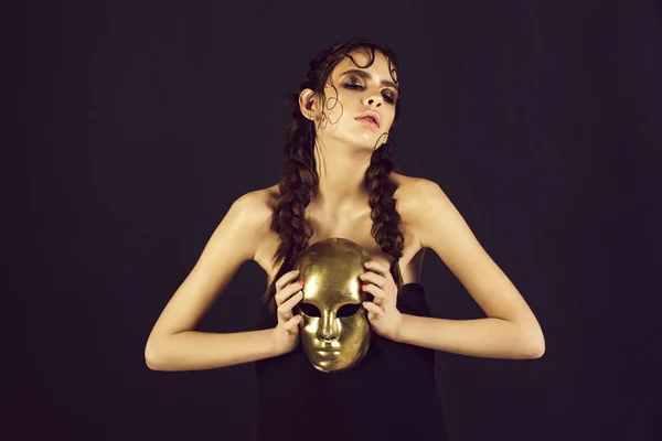 Frau mit Goldkette, Karneval, Gesichtsmaske — Stockfoto