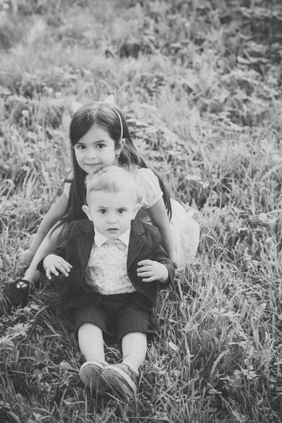 Hermano y hermana juegan en el día de verano, juventud —  Fotos de Stock