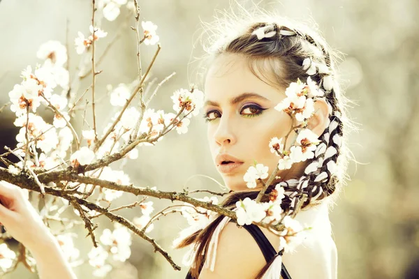 Frau in schöner Frühlingsblumenblüte im Garten — Stockfoto