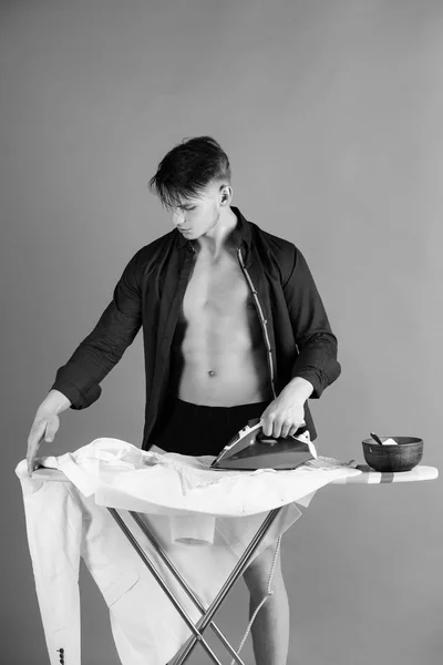 Hombre planchando ropa con plancha — Foto de Stock