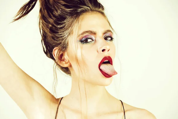 Hermosa chica con maquillaje brillante, peinado de moda mostrando lenguas —  Fotos de Stock
