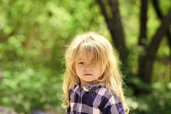 Niño en parque con árboles verdes — Foto de Stock