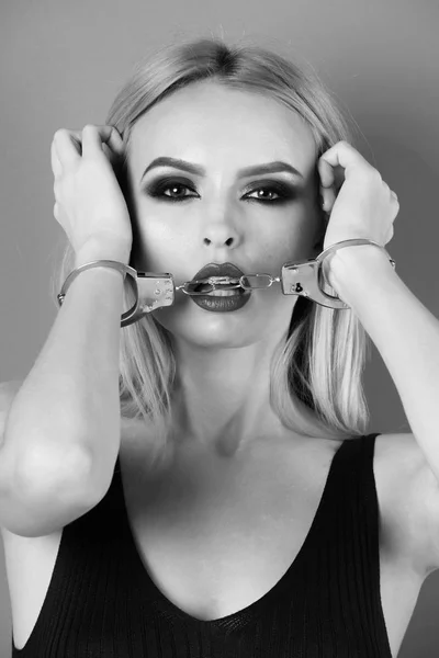 Girl with handcuffs, sexy blonde woman with red lips — Stock Photo, Image