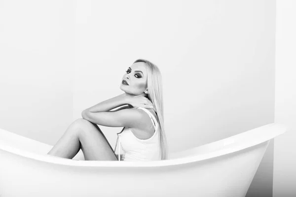 Пристрасна блондинка з яскраво-червоною помадою в білій ванній — стокове фото