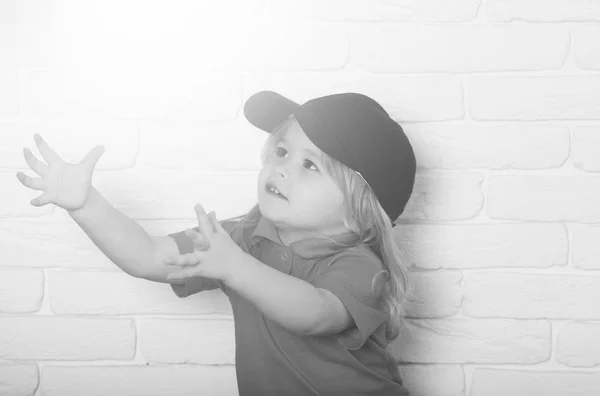 Mignon petit garçon heureux en casquette bleue et chemise rouge — Photo