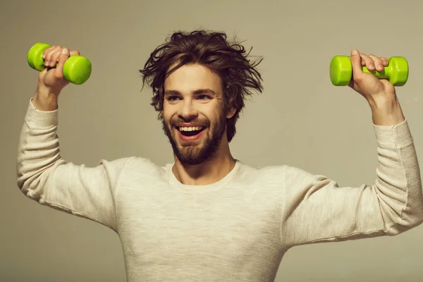 Gelukkig man met barbell doen ochtend oefening, heeft haren ongekamd — Stockfoto