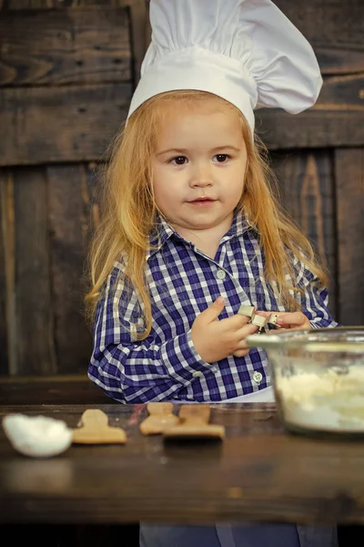 Bebê cozinheiro em chapéu de chef com cortador de biscoitos — Fotografia de Stock