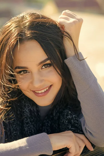 Mujer sonrisa feliz con el pelo largo morena en el día soleado —  Fotos de Stock