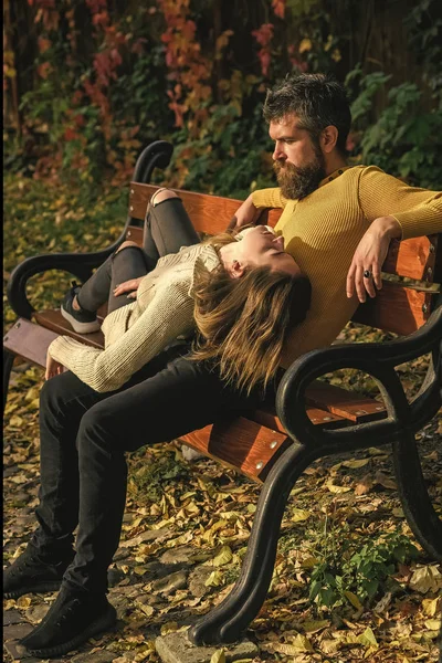 Пара влюбленных в осенний парк на скамейке запасных — стоковое фото