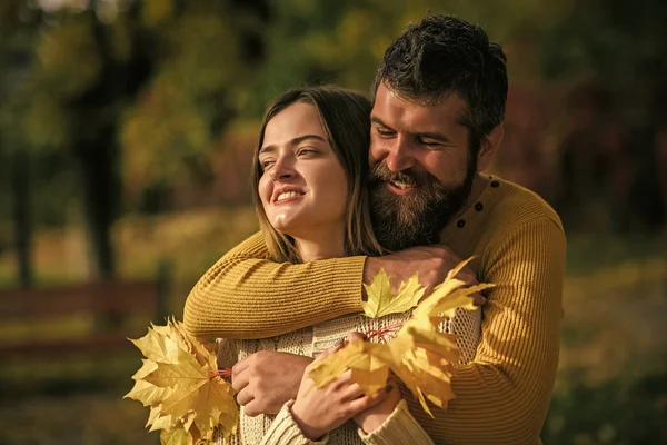 Hösten lyckligt par i kärlek med gula lönnlöv — Stockfoto
