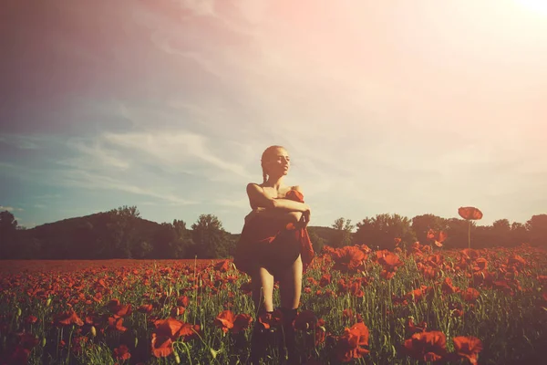 Droga e amor intoxicação, mulher no campo de flores de papoula — Fotografia de Stock