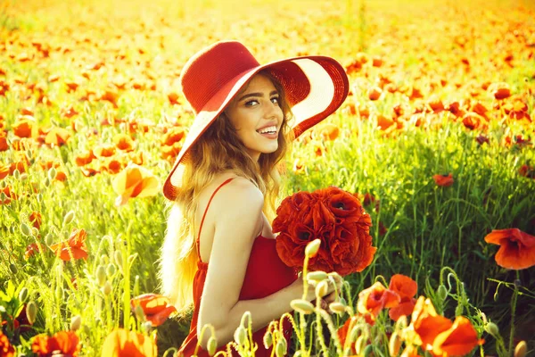 Mulher no campo de sementes de papoila em chapéu retro — Fotografia de Stock