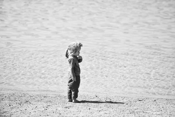 Adorable niño rubio en la playa del océano — Foto de Stock