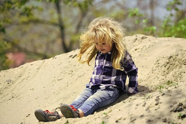 Bambino scivolo da mucchio di sabbia in un giorno idilliaco — Foto Stock