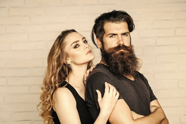 Mann mit Bart und Frau mit langen blonden Haaren — Stockfoto
