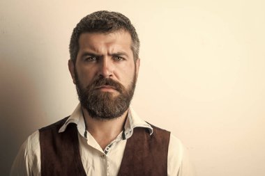 Adam uzun sakal ve bıyık üzerinde ciddi bir yüz