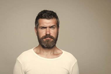 Hipster ciddi bir yüz ile.