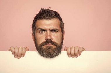 Hipster ciddi bir yüz ile tutun kağıt.