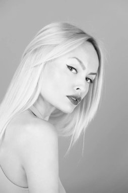 Sevimli yüz ve sarı uzun saçları olan güzel kadın