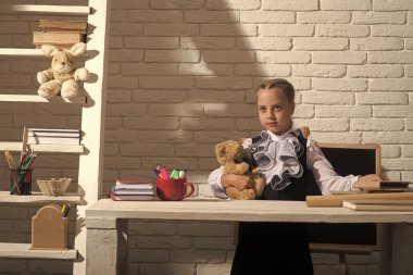 Beyaz tuğla duvar arka plan üzerinde sınıfta çocuk