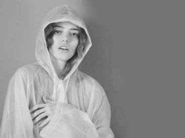 Plastik yağmurluk giyen güzel kız