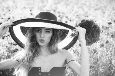 şapka kırmızı haşhaş buketi retro kıza