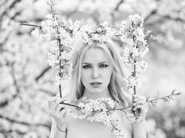 Bahar, çerçeve çiçeği ile çiçeklenme tree yakınındaki kız