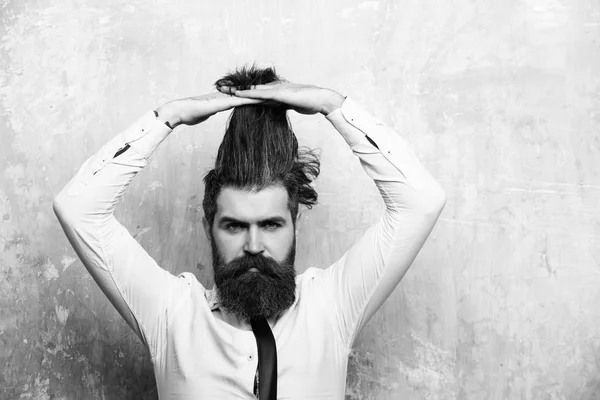 Homme barbu ou hipster avec longue barbe sur le visage sérieux — Photo