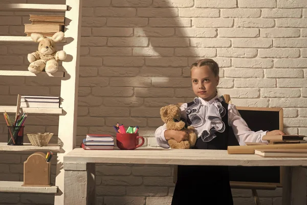 Beyaz tuğla duvar arka plan üzerinde sınıfta çocuk