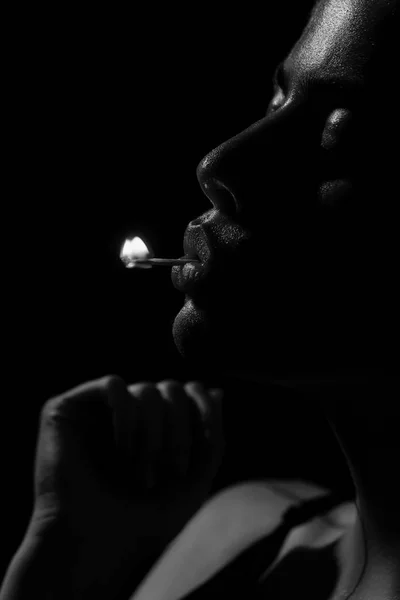 Gadis memegang pertandingan terbakar di mulut — Stok Foto