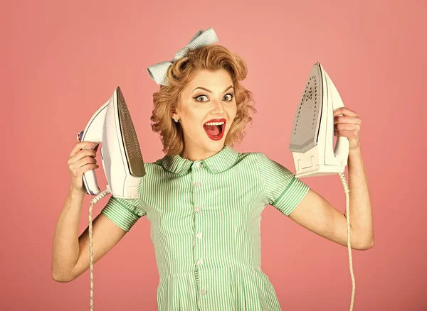 Retro vrouw strijken kleding, ongelijkheid tussen de seksen. — Stockfoto